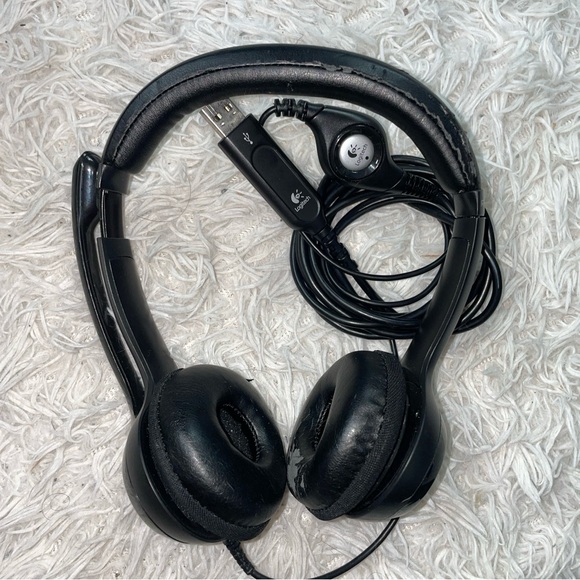 Logitech H390 Over the Ear, USB, Headset & Microphone - Picture 2 of 7